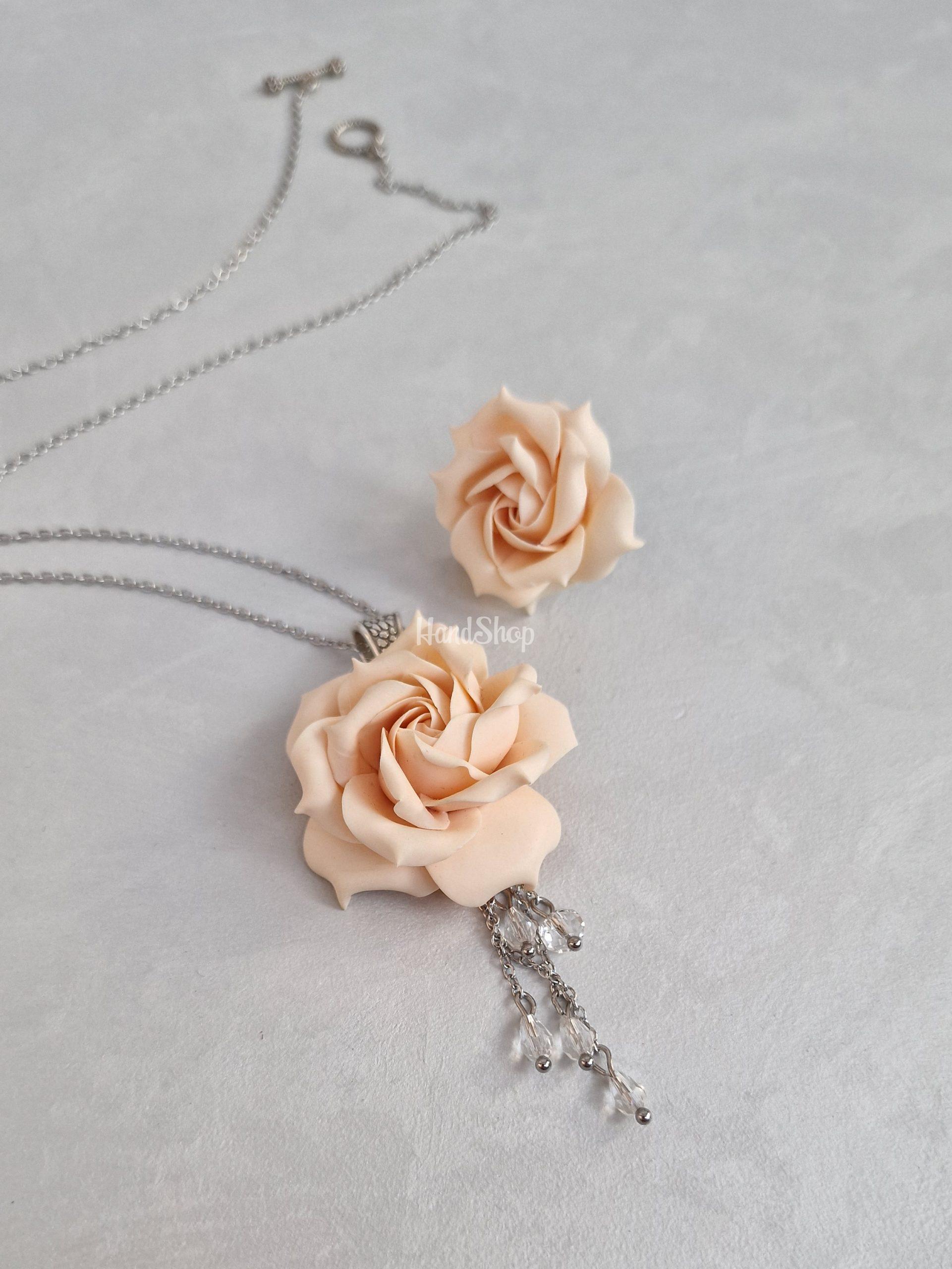 Кулон із полімерної глини кремова троянда з бусинками Кулон із полімерної глини кремова троянда з бусинками