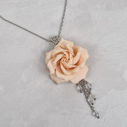 Кулон із полімерної глини кремова троянда з бусинками