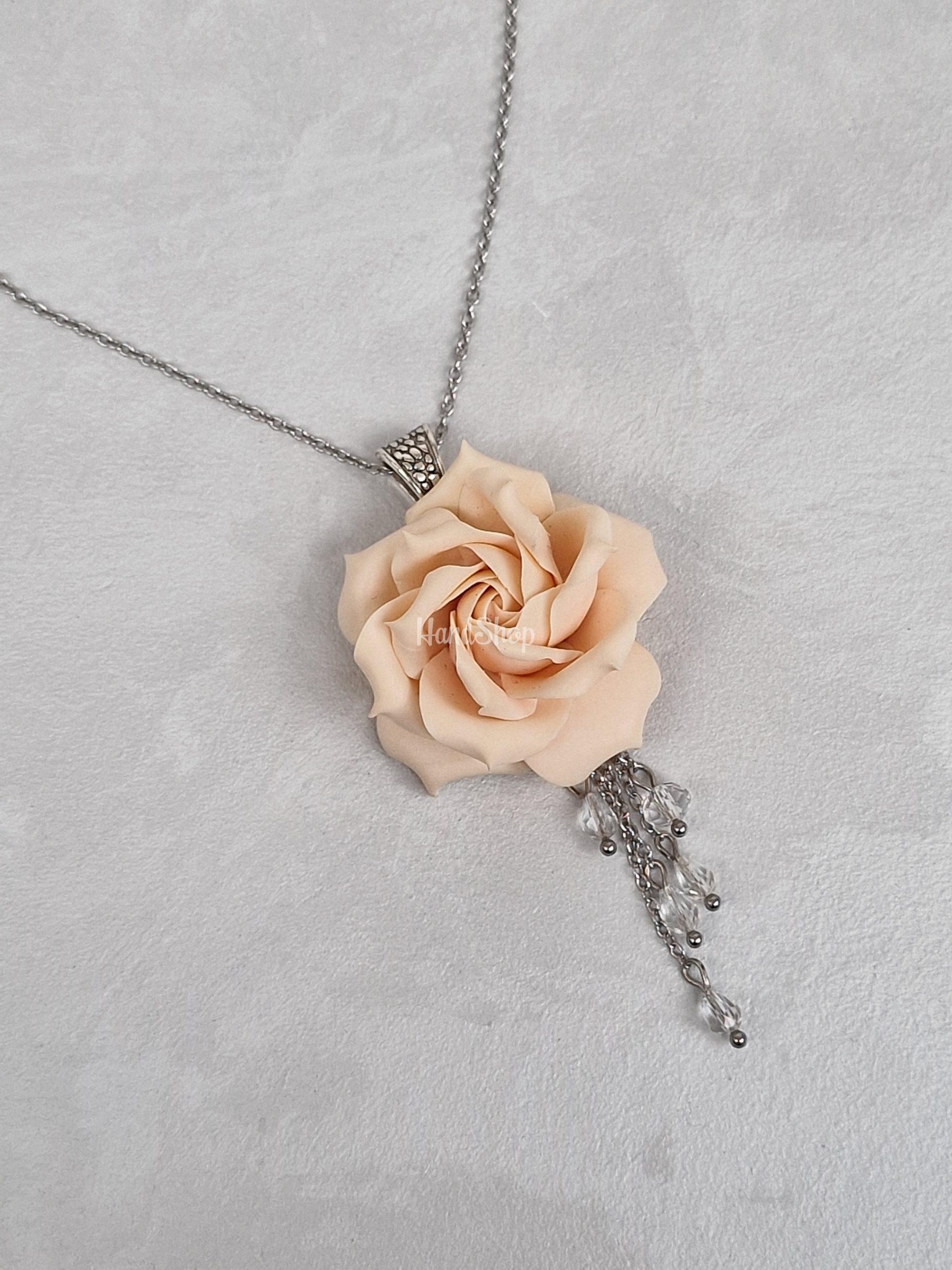 Кулон із полімерної глини кремова троянда з бусинками Кулон із полімерної глини кремова троянда з бусинками