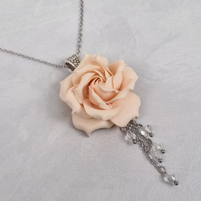 Кулон із полімерної глини кремова троянда з бусинками
