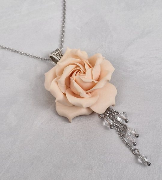 Кулон із полімерної глини кремова троянда з бусинками