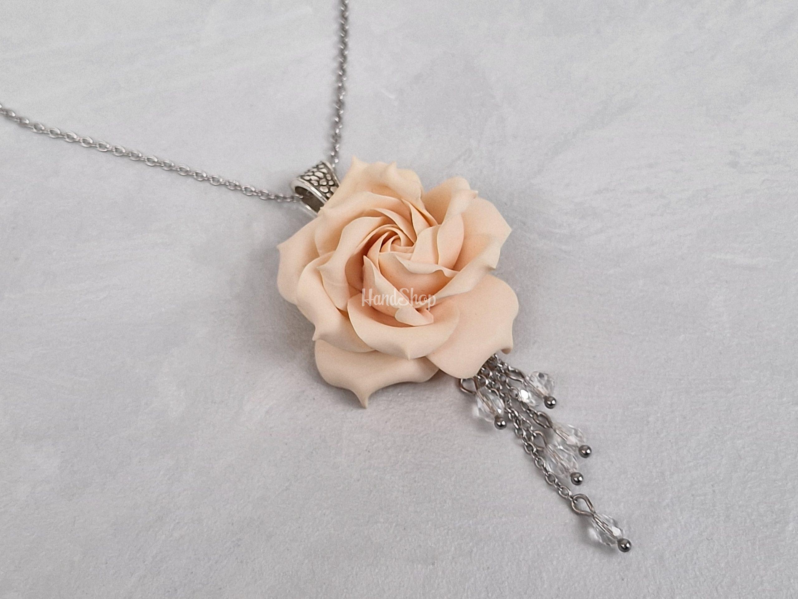 Кулон із полімерної глини кремова троянда з бусинками Кулон із полімерної глини кремова троянда з бусинками