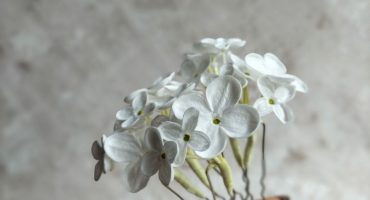 Біла бузкова чарівність: квіткові шпильки ручної роботи з фоамірану для стильних дівчат та наречених