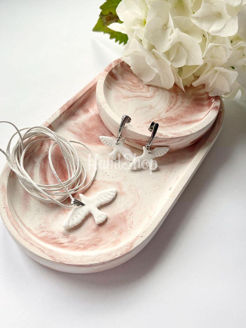 Набір прикрас сережки та кулон білі голубки Набір прикрас сережки та кулон білі голубки