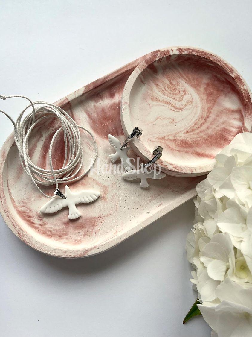 Набір прикрас сережки та кулон білі голубки Набір прикрас сережки та кулон білі голубки