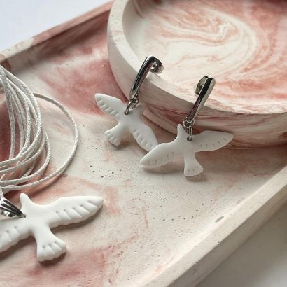 Набір прикрас сережки та кулон білі голубки