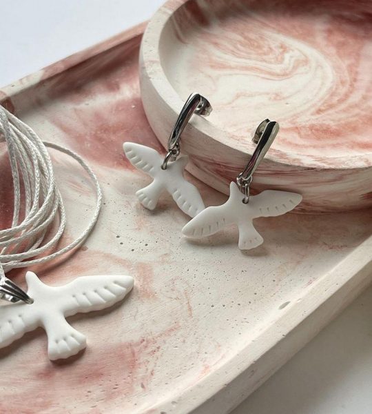 Набір прикрас сережки та кулон білі голубки