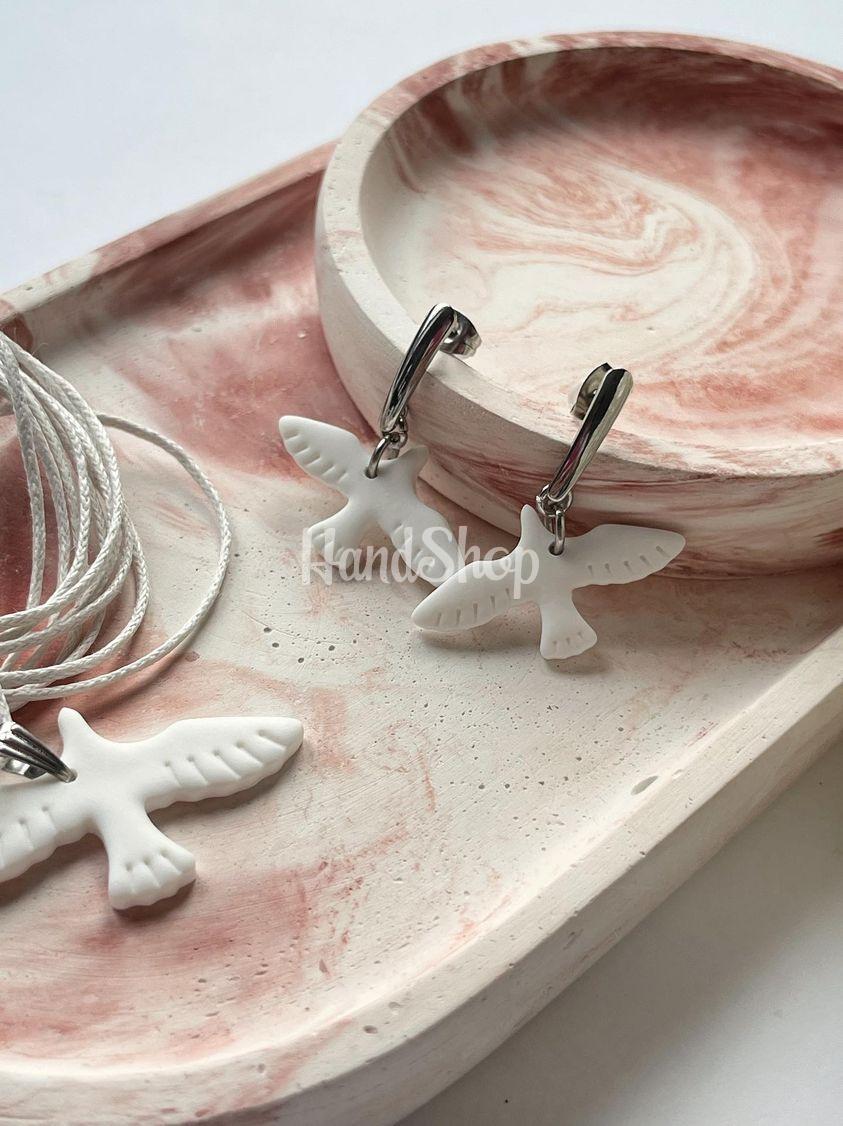 Набір прикрас сережки та кулон білі голубки Набір прикрас сережки та кулон білі голубки