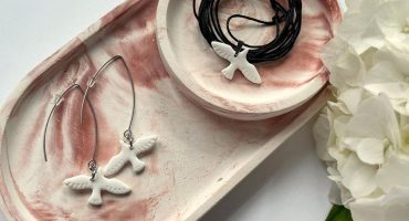 Сережки білі голубки: шедевр ручної роботи для неперевершеного образу - символ миру та любові