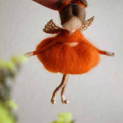 Лялька підвіска ангел з вовни в пишній сукні сувенір