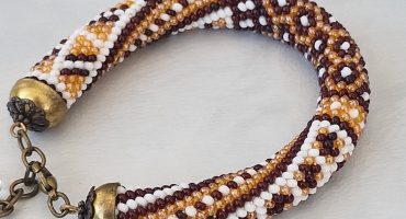 Історія краси: відчуйте елегантність природи з жіночим браслетом в коричнево-янтарній гаммі