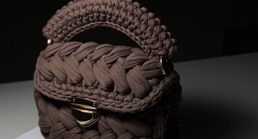 Елегантність у деталях: високоякісна зефірна трендова сумочка з трикотажної пряжі та золотистим ланцюжком