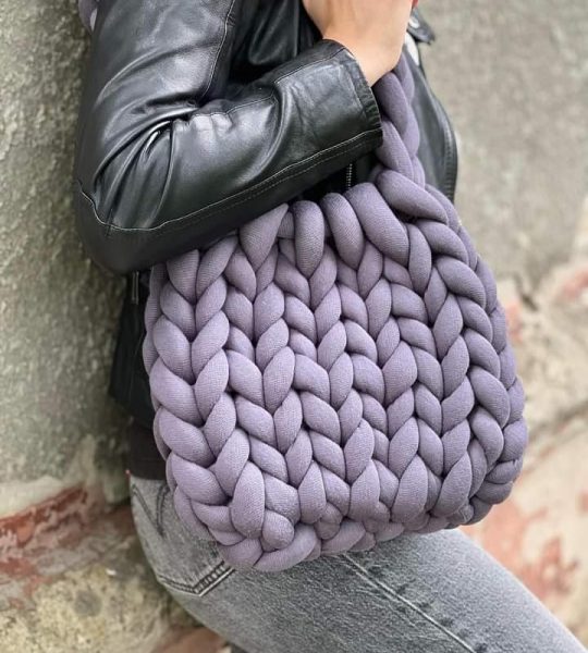 Жіноча в'язана сумочка Маршмелоу фіолетова тренд 2024 року