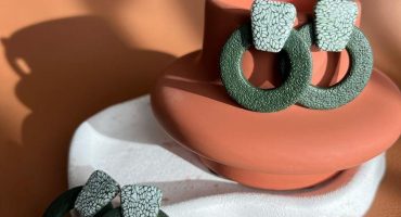 Новорічна розкіш: зелена симфонія та біла легкість у круглих сережках з полімерної глини, що заворожують