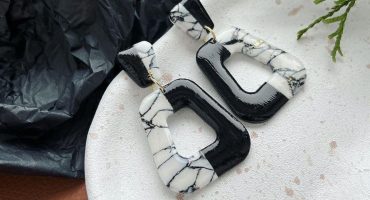 Елегантність у деталях: сережки мармурового дизайну в чорно-білій гамі з глини – ваш шлях до істинної краси