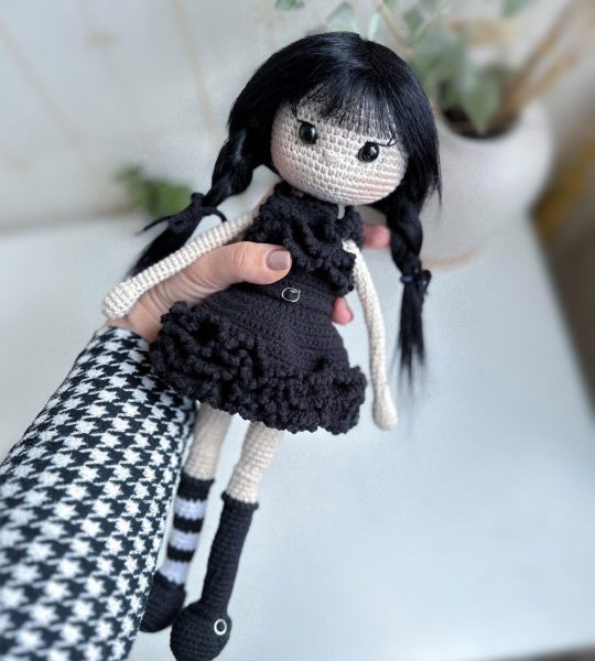 Популярна в'язана лялька з серіалу Wednesday Addams