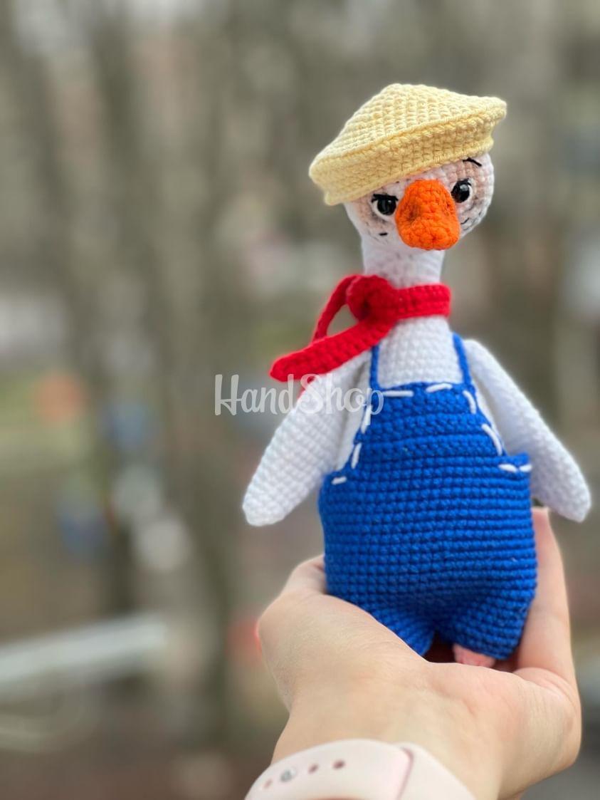 В’язана іграшка біле гусенятко в комбінезоні з кепкою В’язана іграшка біле гусенятко в комбінезоні з кепкою