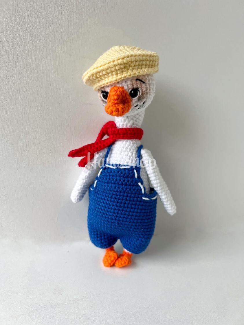 В’язана іграшка біле гусенятко в комбінезоні з шапочкою В’язана іграшка біле гусенятко в комбінезоні з шапочкою