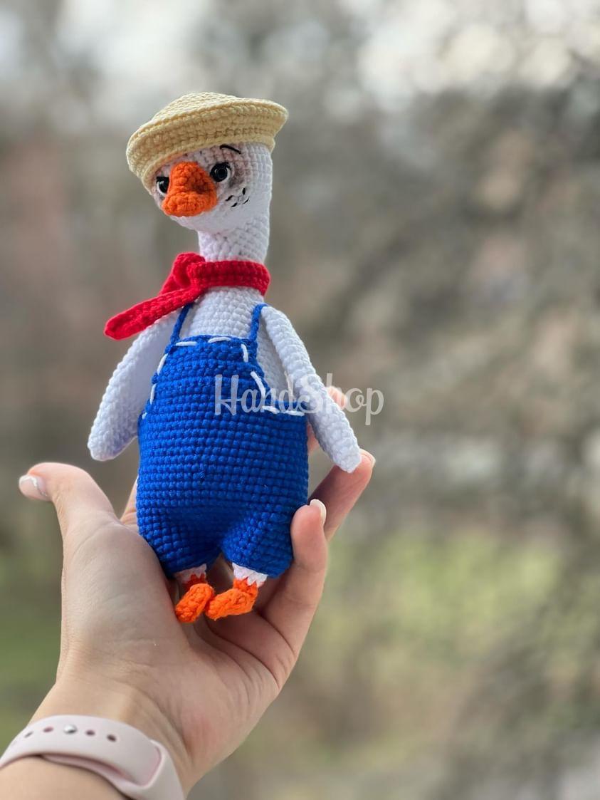 В’язана іграшка біле гусенятко в комбінезоні з кепкою В’язана іграшка біле гусенятко в комбінезоні з кепкою