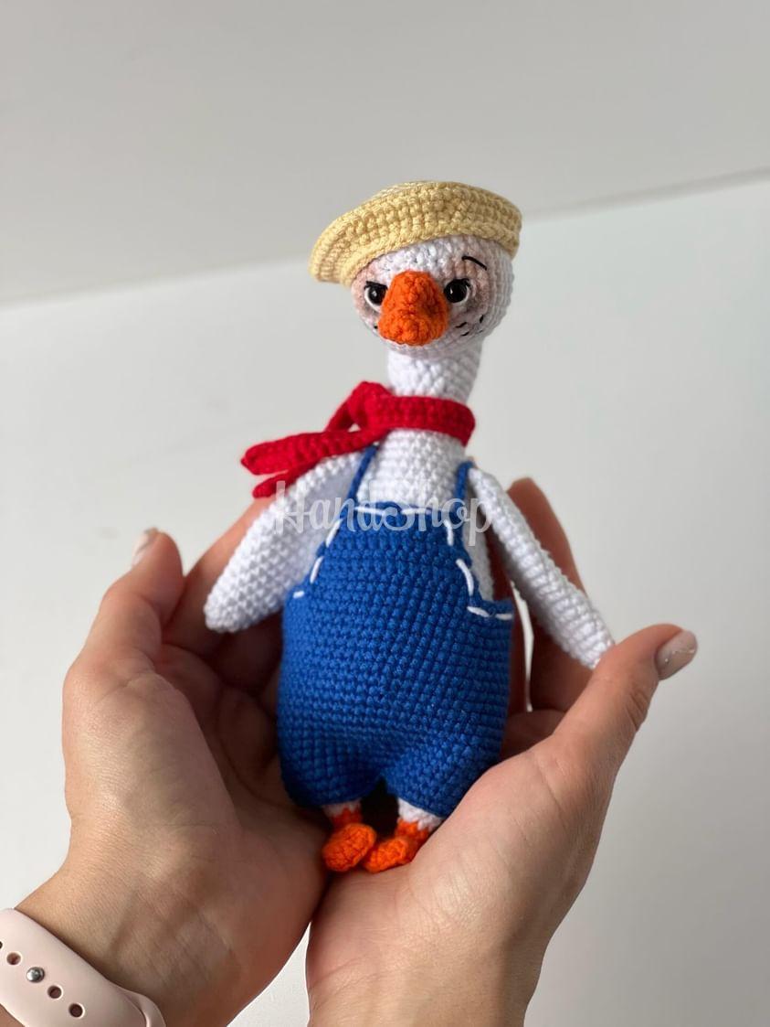 В’язана іграшка біле гусенятко в комбінезоні з кепкою В’язана іграшка біле гусенятко в комбінезоні з кепкою