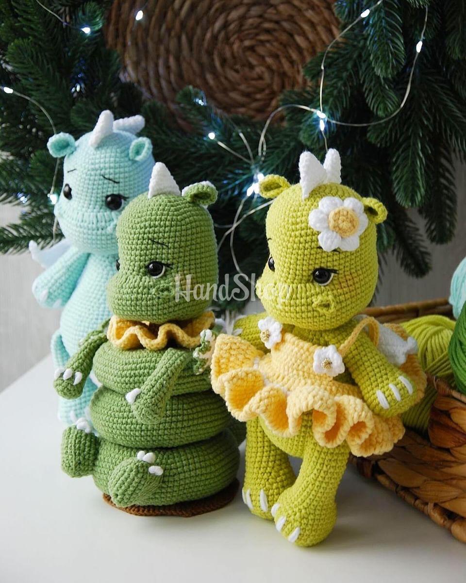 В’язана розвиваюча іграшка зелений дракон пірамідка В’язана розвиваюча іграшка зелений дракон пірамідка