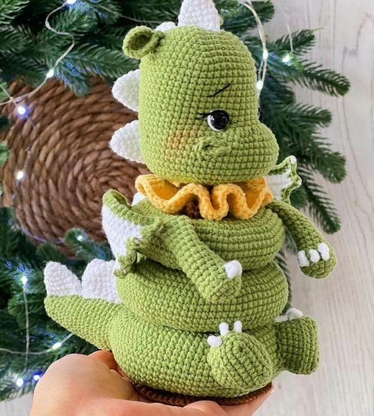 В’язана розвиваюча іграшка зелений дракон пірамідка