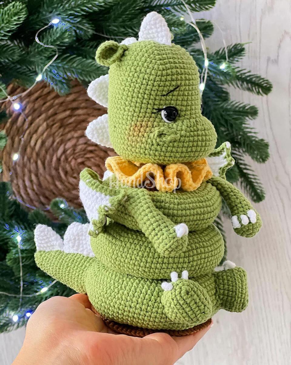 В’язана розвиваюча іграшка зелений дракон пірамідка В’язана розвиваюча іграшка зелений дракон пірамідка