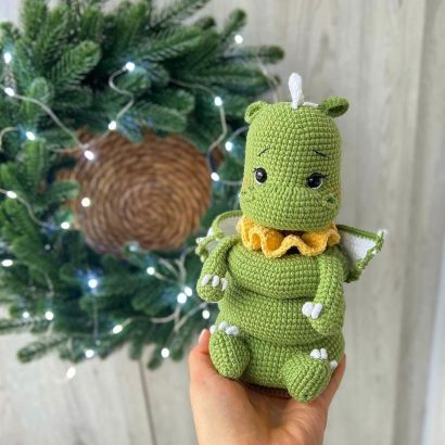 В’язана розвиваюча іграшка зелений дракон пірамідка