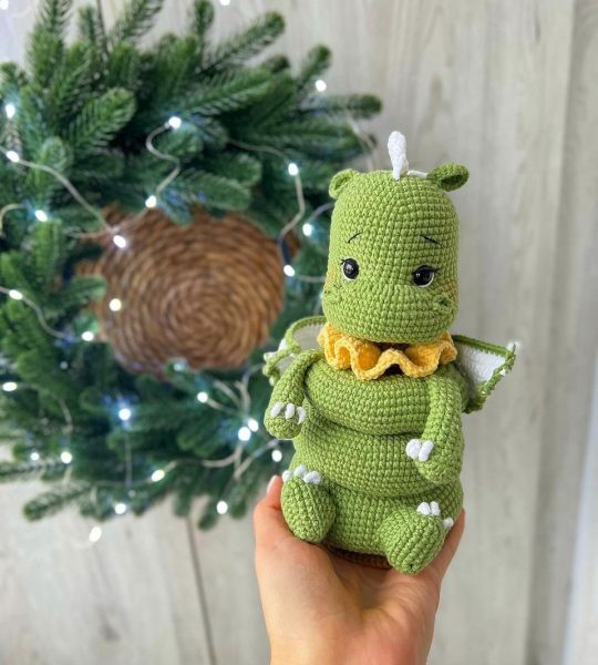 В’язана розвиваюча іграшка зелений дракон пірамідка