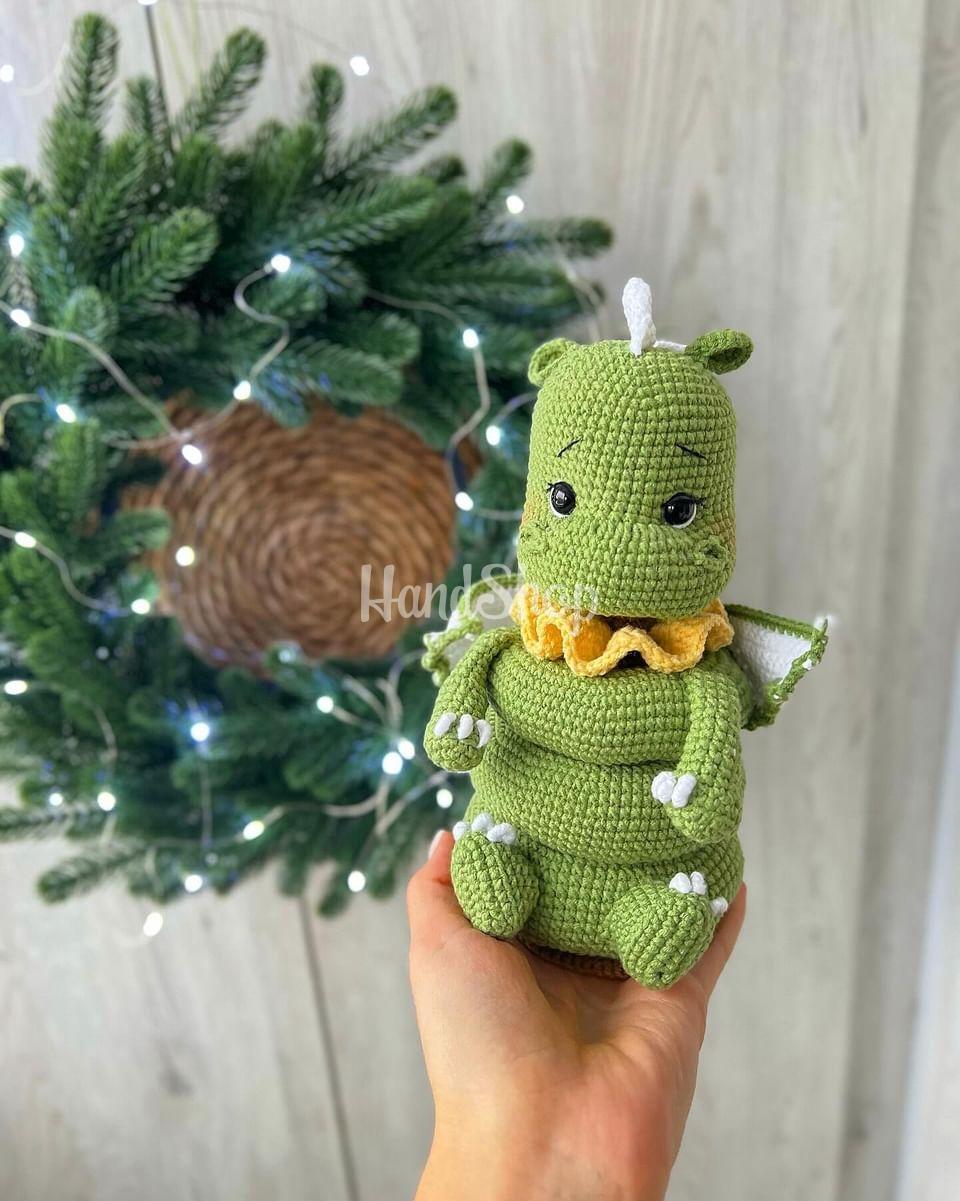 В’язана розвиваюча іграшка зелений дракон пірамідка В’язана розвиваюча іграшка зелений дракон пірамідка