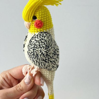 Іграшка в'язаний папуга в жовто-білому кольорі
