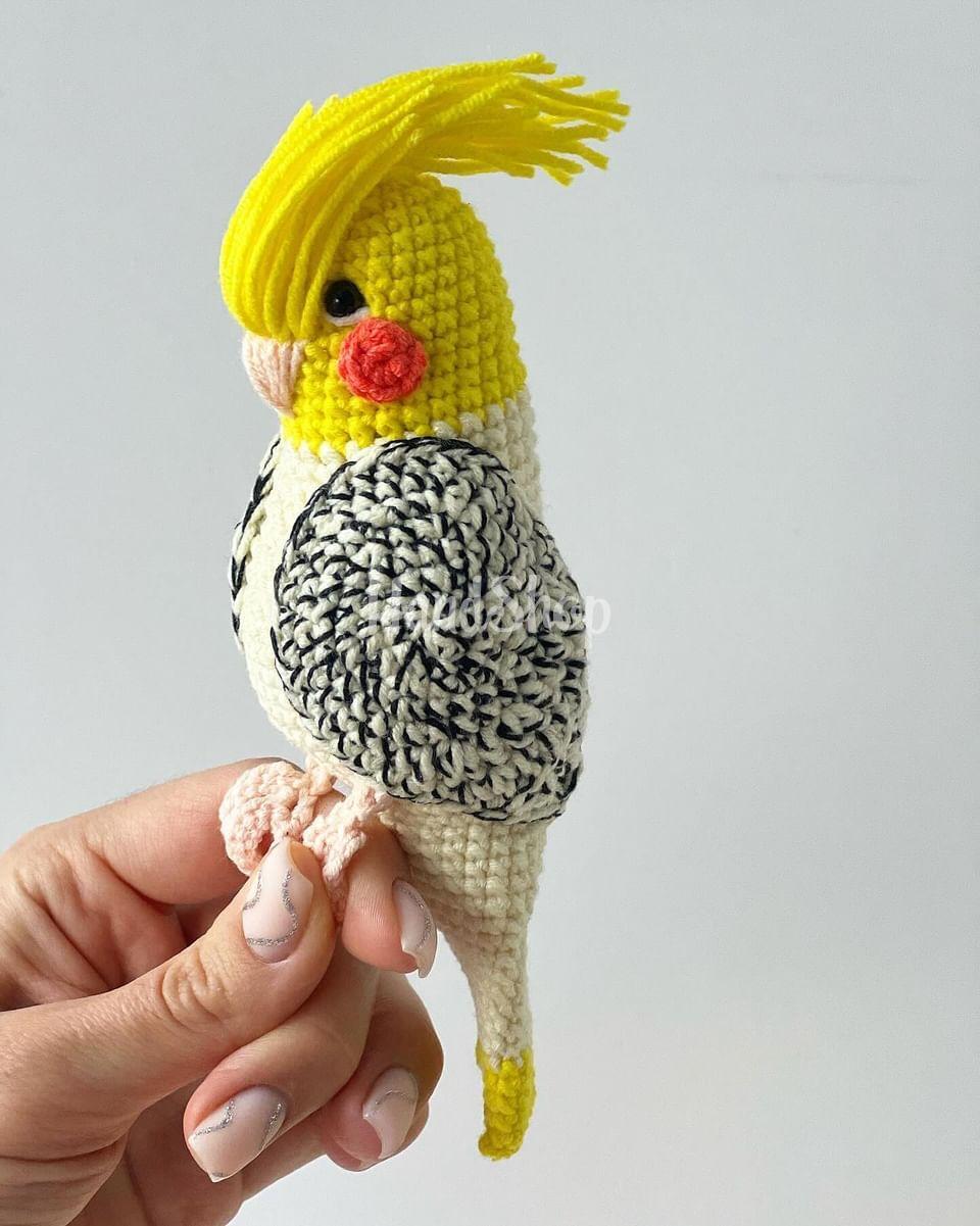 Іграшка в'язаний папуга в жовто-білому кольорі Іграшка в'язаний папуга в жовто-білому кольорі