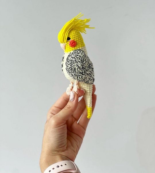Іграшка в'язаний папуга в жовто-білому кольорі