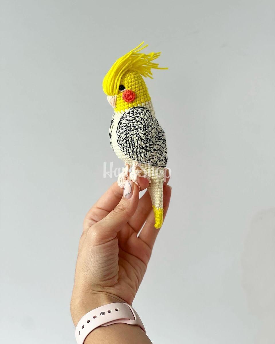 Іграшка в'язаний папуга в жовто-білому кольорі Іграшка в'язаний папуга в жовто-білому кольорі