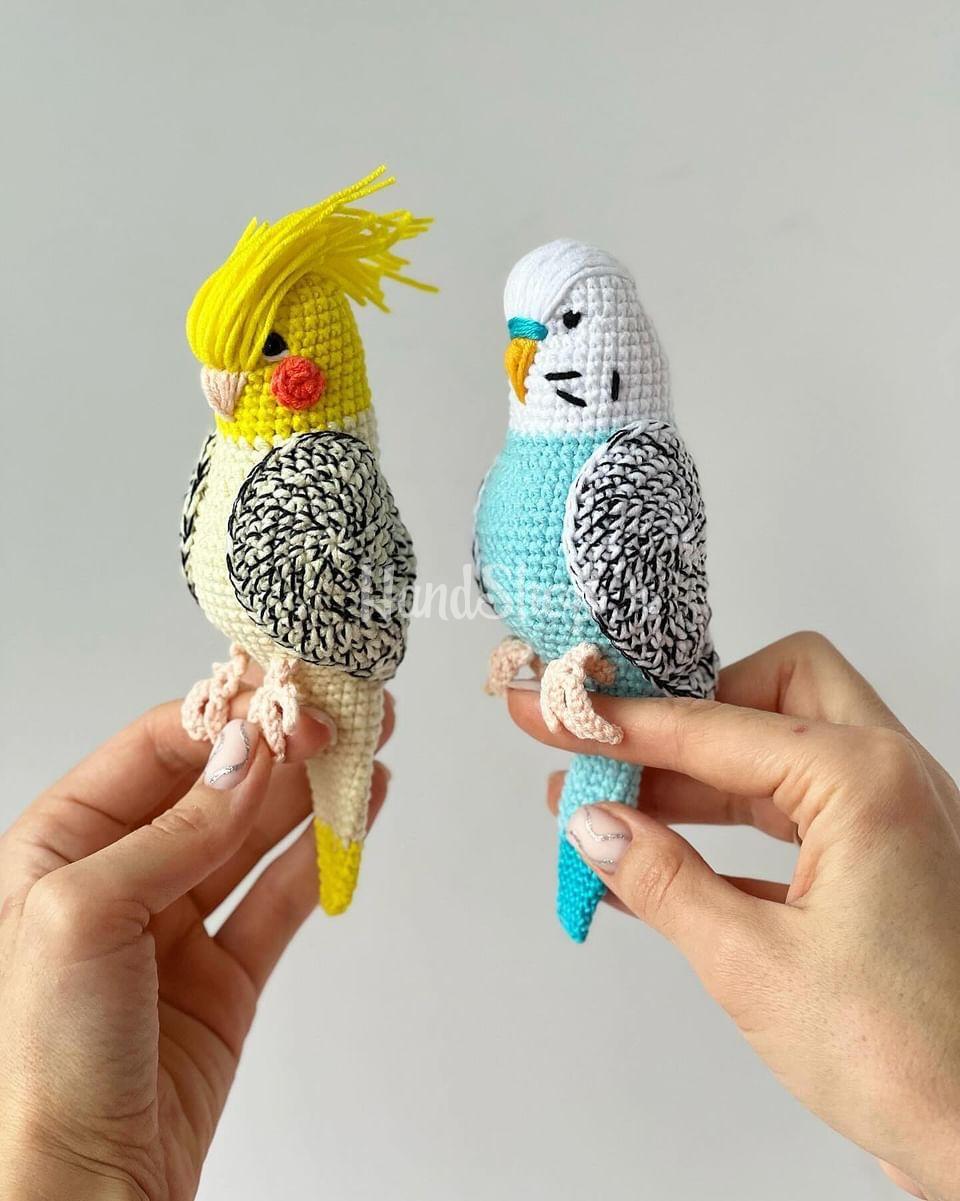 Іграшка в’язаний папуга в бірюзово-білому кольорі Іграшка в’язаний папуга в бірюзово-білому кольорі