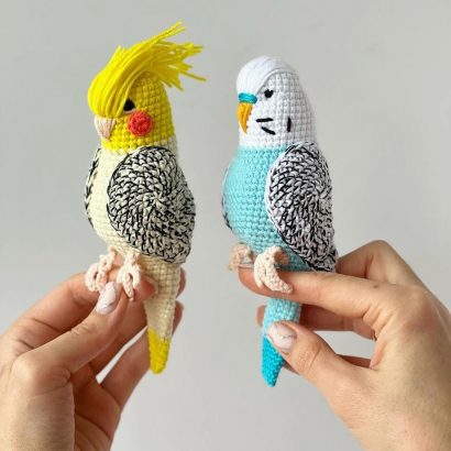 Іграшка в'язаний папуга в жовто-білому кольорі