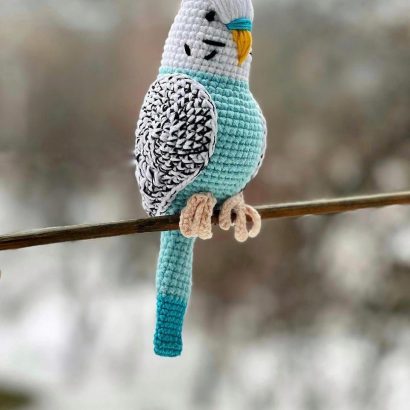 Іграшка в’язаний папуга в бірюзово-білому кольорі