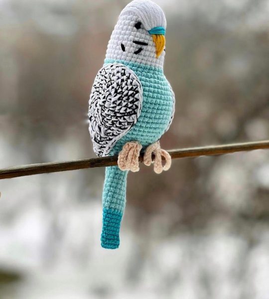 Іграшка в’язаний папуга в бірюзово-білому кольорі