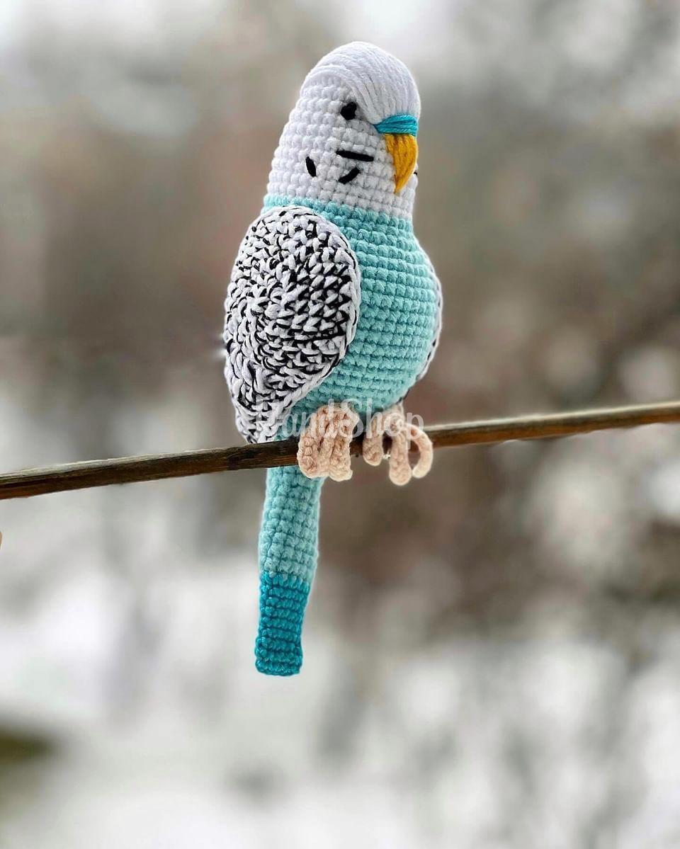Іграшка в’язаний папуга в бірюзово-білому кольорі Іграшка в’язаний папуга в бірюзово-білому кольорі