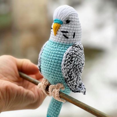 Іграшка в’язаний папуга в бірюзово-білому кольорі