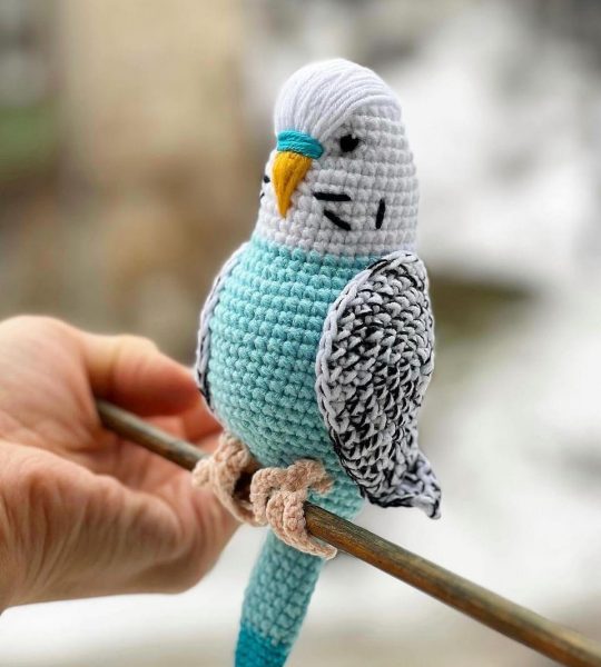 Іграшка в’язаний папуга в бірюзово-білому кольорі