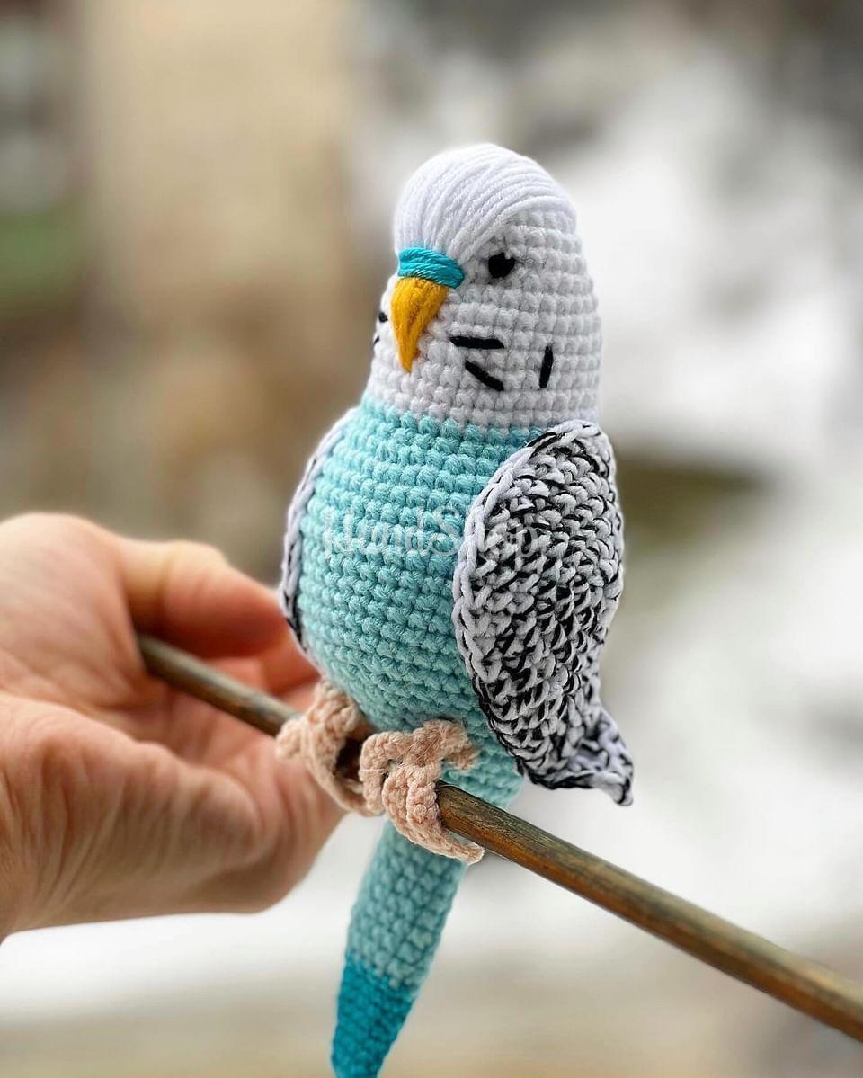 Іграшка в’язаний папуга в бірюзово-білому кольорі Іграшка в’язаний папуга в бірюзово-білому кольорі