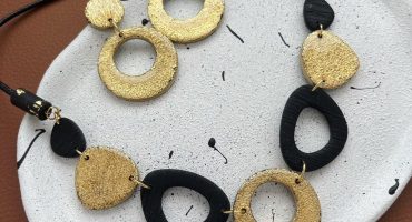 Гра колірів та форм: ручна робота чорно-золотого намиста та круглих сережок, що підкресляють вашу жіночність та елегантність