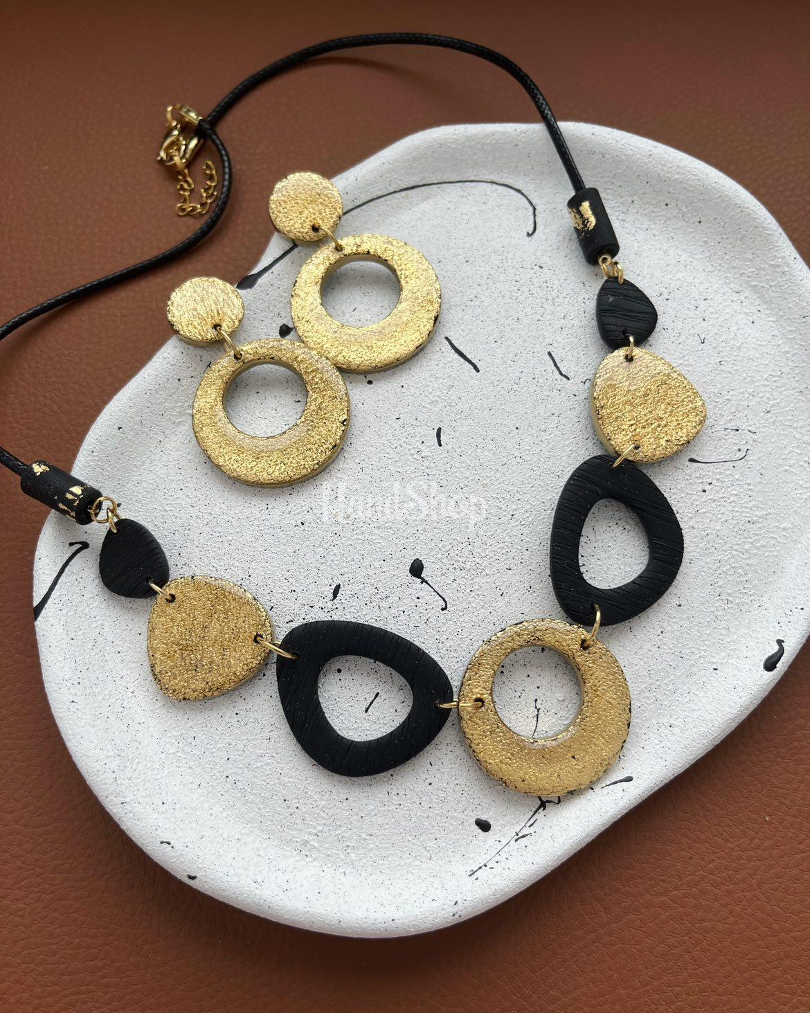 Набір прикрас сережки та намисто геометричне з глини Набір прикрас сережки та намисто геометричне з глини