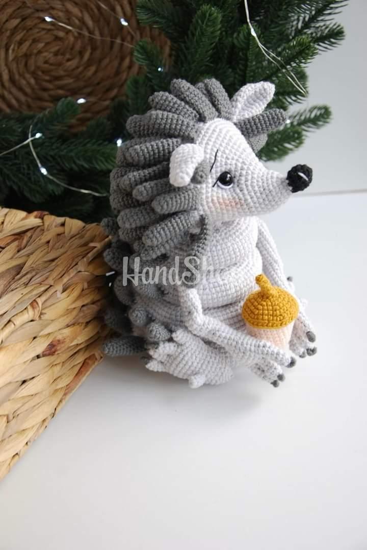 В’язана розвиваюча іграшка їжочок із жолудем пірамідка 2024 В’язана розвиваюча іграшка їжочок із жолудем пірамідка 2024