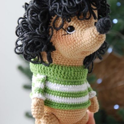 В'язана дитяча м'яка іграшка їжачок у кофтинці