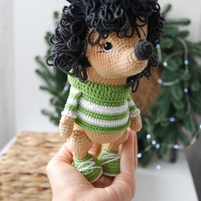 В'язана дитяча м'яка іграшка їжачок у кофтинці