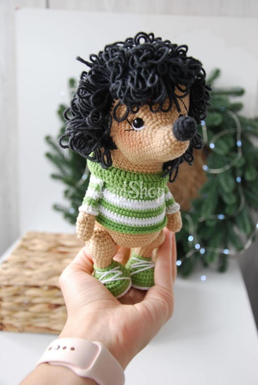 В'язана дитяча м'яка іграшка їжачок у кофтинці В'язана дитяча м'яка іграшка їжачок у кофтинці