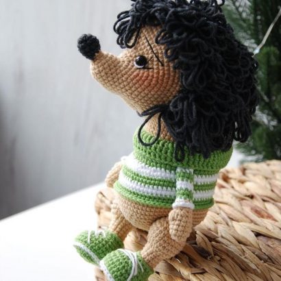 В'язана дитяча м'яка іграшка їжачок у кофтинці