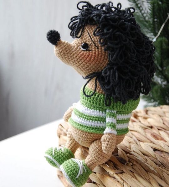 В'язана дитяча м'яка іграшка їжачок у кофтинці